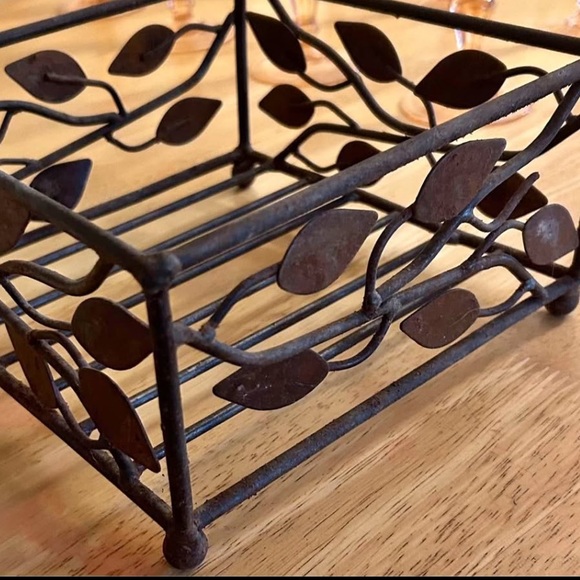 🎉Vintage Rustic Metal Napkin Holder – 1990s Leaf & Vine Design, Brass-Toned - Picture 1 of 10